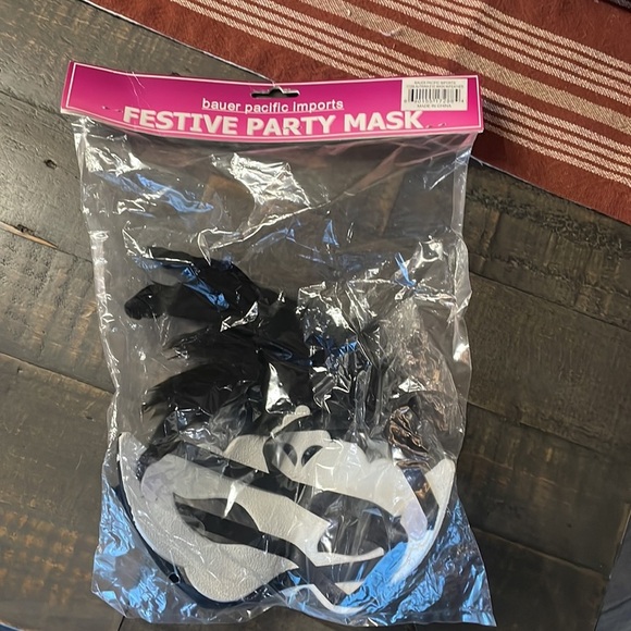 Masquerade Black & Silver Halloween Mask - Picture 4 of 7